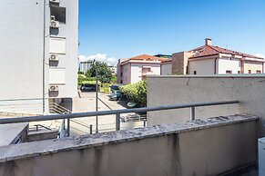 Modern apt With Terrace 4 min Walk to the Beach