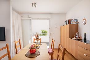 Modern apt With Terrace 4 min Walk to the Beach