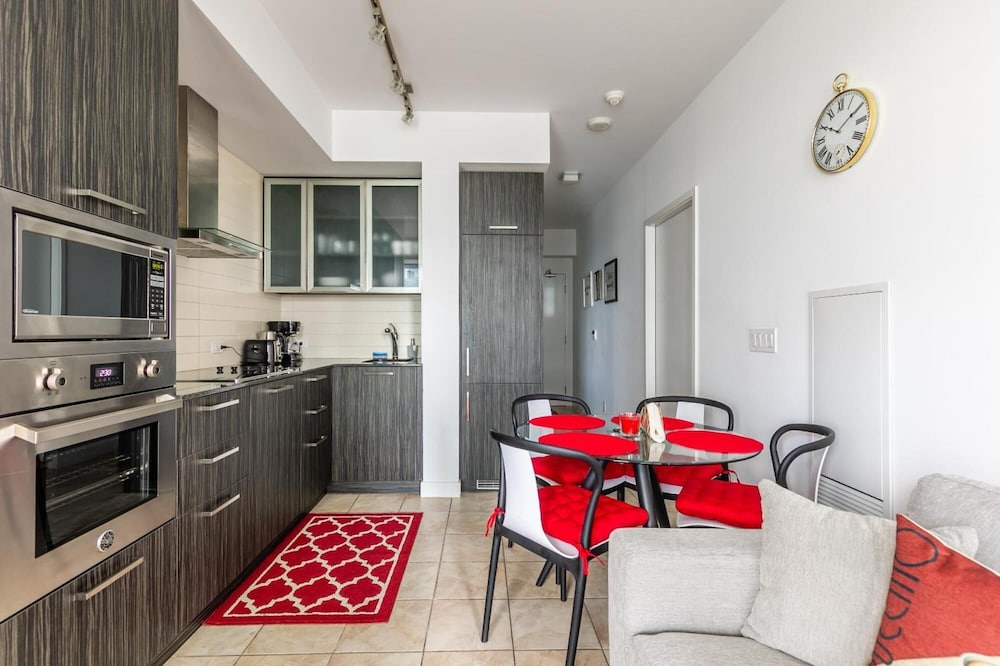 Classy 1 Bedroom Condo on 32 Floor in Downtown