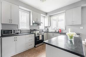 Modern Lakeshore 3BR 3BA TH Free Parking BBQ