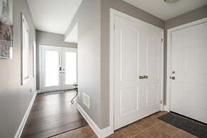 Modern Lakeshore 3BR 3BA TH Free Parking BBQ