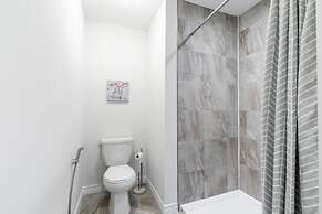Modern Lakeshore 3BR 3BA TH Free Parking BBQ