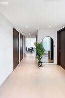 bnbme | Boulevard Heights | 3 + Maids