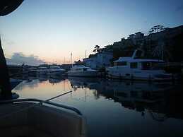 Traditional Boat Sleeps 2 With Cafe