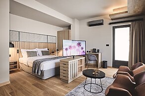 Cama Luxury Suites Glyfada