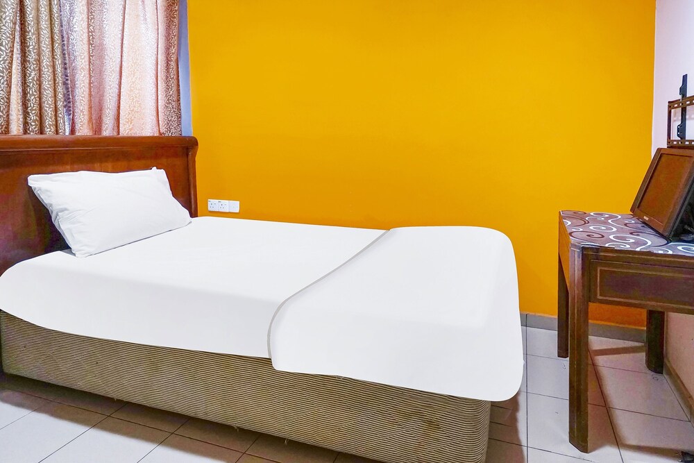 OYO 90486 Station Hotel