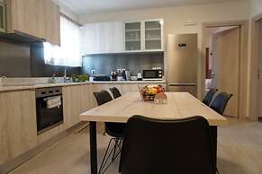 Theo & Ms Apt - 2 Beds - Garden - Parking - Wifi