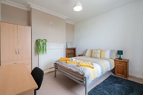 Spacious 4BR, Parking, Near Centre