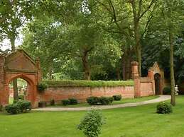 Breathtaking Elizabethan Manor House