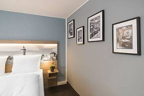 Riverview Apartments by dasPaul