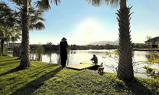 Dasiri Lakefront Villa Premium