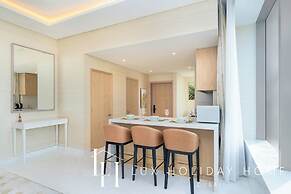 LUX Iconic Views at Palm Tower Suite 2