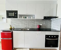 Bright Studio Sleeps 3 With Parking and City View