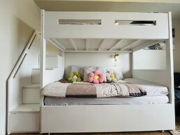 Bright Studio Sleeps 3 With Parking and City View