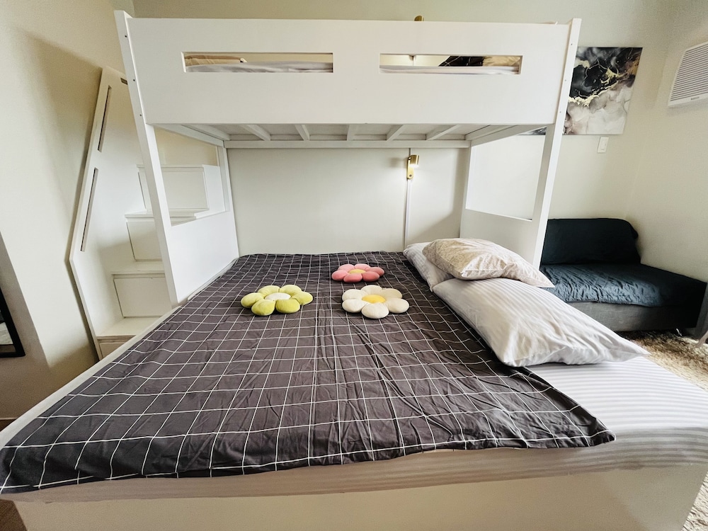 Bright Studio Sleeps 3 With Parking and City View