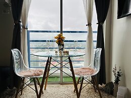 Bright Studio Sleeps 3 With Parking and City View
