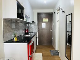 Bright Studio Sleeps 3 With Parking and City View