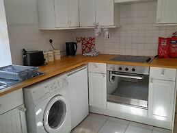 Cosy Apartment Close to Tunnels Beaches