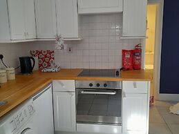 Cosy Apartment Close to Tunnels Beaches