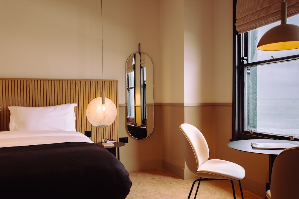 Port Hotel