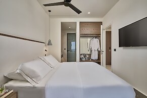 Ios Grand Pool Suites