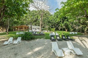 Gigi Brown Beachfront Santa Teresa