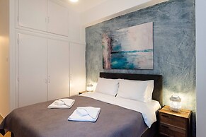 Blue Ark Comfort near Acropolis