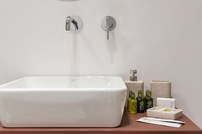 Acropolis White Key Residence