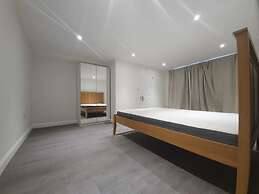 2 Bed Hollywood Movie Themed Apt
