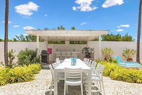 Ocean Front 7-bedroom 7-bath Sunset Views Malmok!
