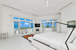 Ocean Front 7-bedroom 7-bath Sunset Views Malmok!