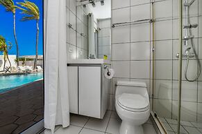 Ocean Front 7-bedroom 7-bath Sunset Views Malmok!