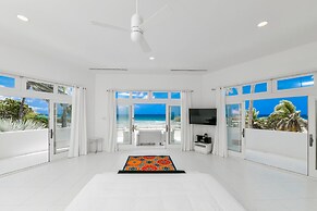 Ocean Front 7-bedroom 7-bath Sunset Views Malmok!