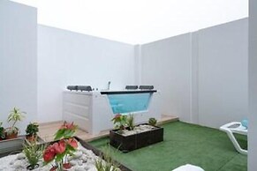 Exclusive Penthouse With Private Rooftop Jacuzzi BBQ Game Room