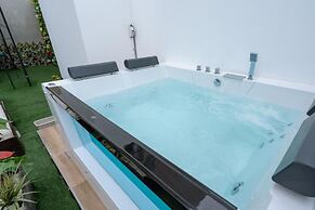 Exclusive Penthouse With Private Rooftop Jacuzzi BBQ Game Room