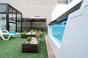 Exclusive Penthouse With Private Rooftop Jacuzzi BBQ Game Room