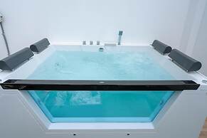 Exclusive Penthouse With Private Rooftop Jacuzzi BBQ Game Room