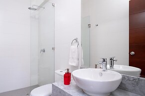 Exclusive Penthouse With Private Rooftop Jacuzzi BBQ Game Room