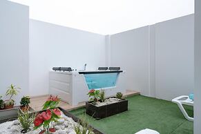 Exclusive Penthouse With Private Rooftop Jacuzzi BBQ Game Room