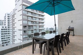 Exclusive Penthouse With Private Rooftop Jacuzzi BBQ Game Room