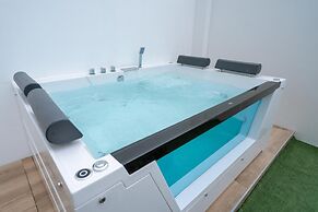 Exclusive Penthouse With Private Rooftop Jacuzzi BBQ Game Room
