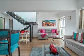 Exclusive Penthouse With Private Rooftop Jacuzzi BBQ Game Room