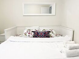 Brand New Basement Apt next to Beach & Go Train
