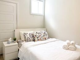 Brand New Basement Apt next to Beach & Go Train