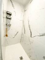 Brand New Basement Apt next to Beach & Go Train