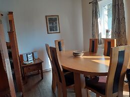 Inviting 3-bed Cottage Close to Pwllheli