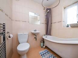 Spacious 3bed Property With Parking Large Garden