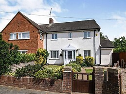 Spacious 3bed Property With Parking Large Garden