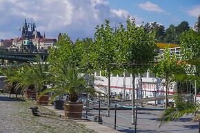 River Hotel