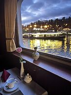 River Hotel